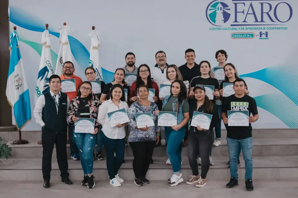 Foto grupal de la clausura del Diplomado en Finanzas Empresariales en FARO