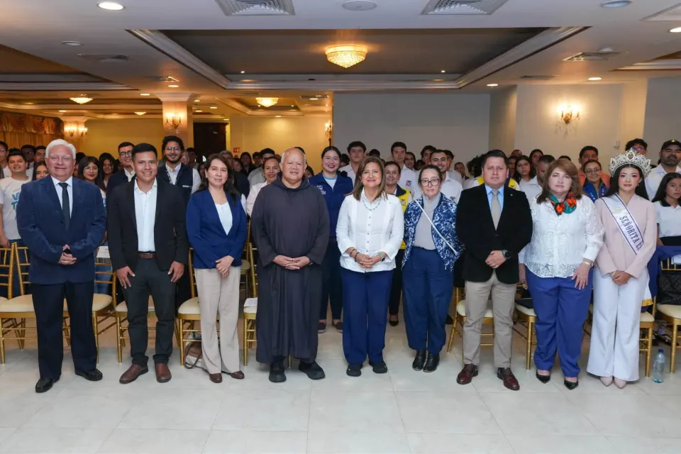 Foto grupal de panelistas y autoridades en el foro HumanIA