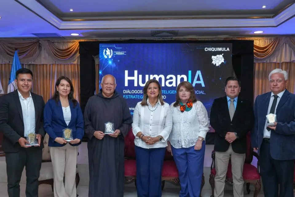 Panelistas del foro HumanIA con sus reconocimientos, Rocael López a la izquierda