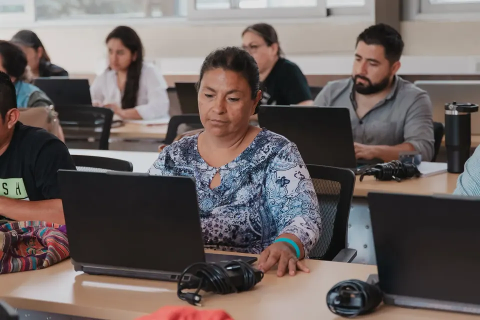 Participante trabajando en su computadora durante el diplomado