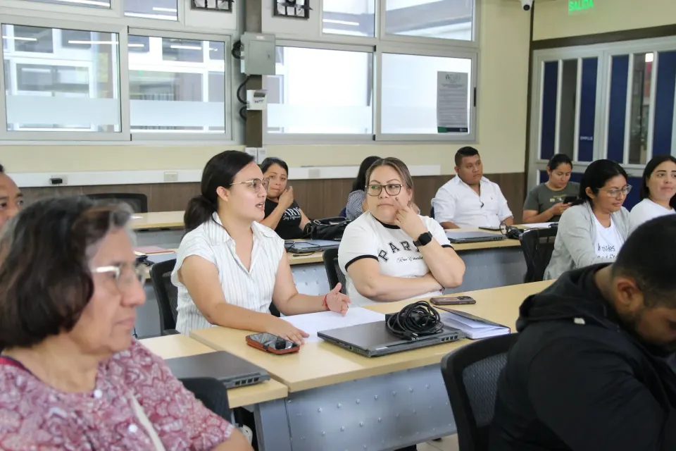 Participantes del diplomado atentos durante la sesión