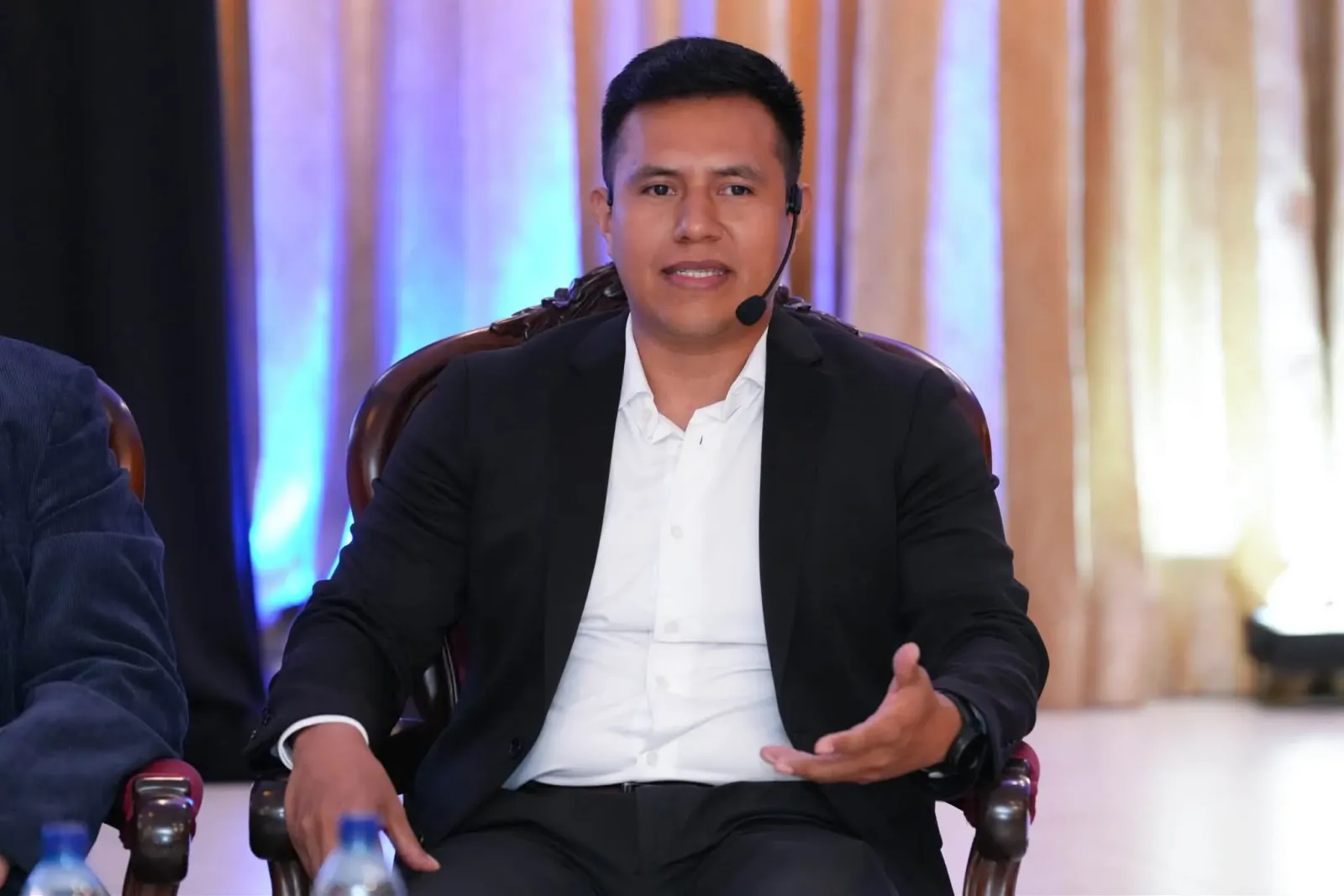 Rocael López como panelista en el foro HumanIA, con micrófono de diadema