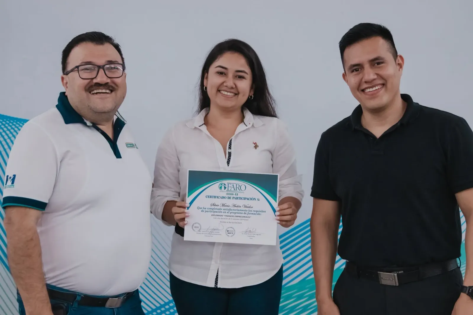 Rocael López en la entrega de certificados del Diplomado en Finanzas Empresariales