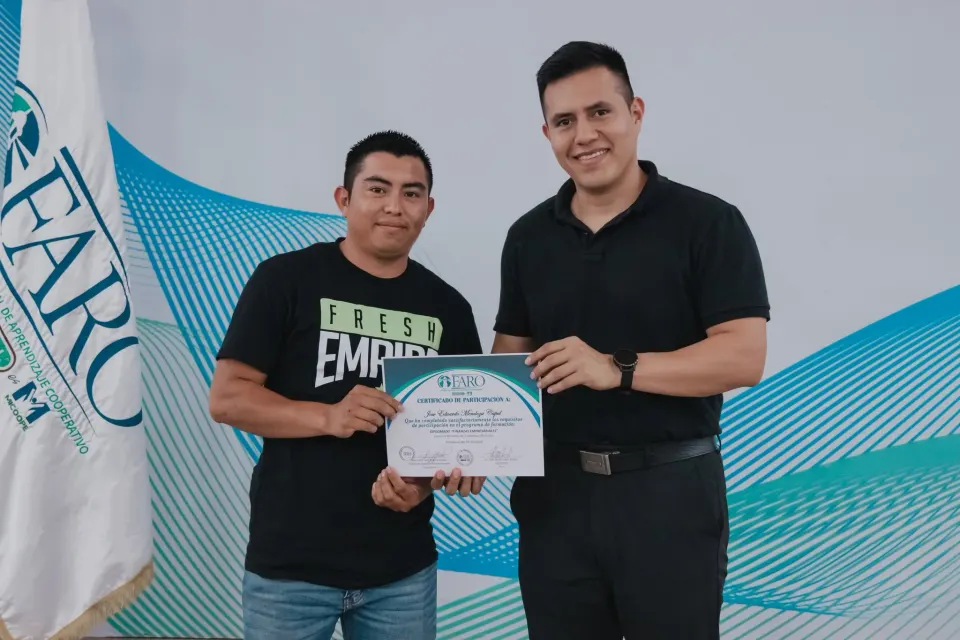 Rocael López entregando un certificado a un participante