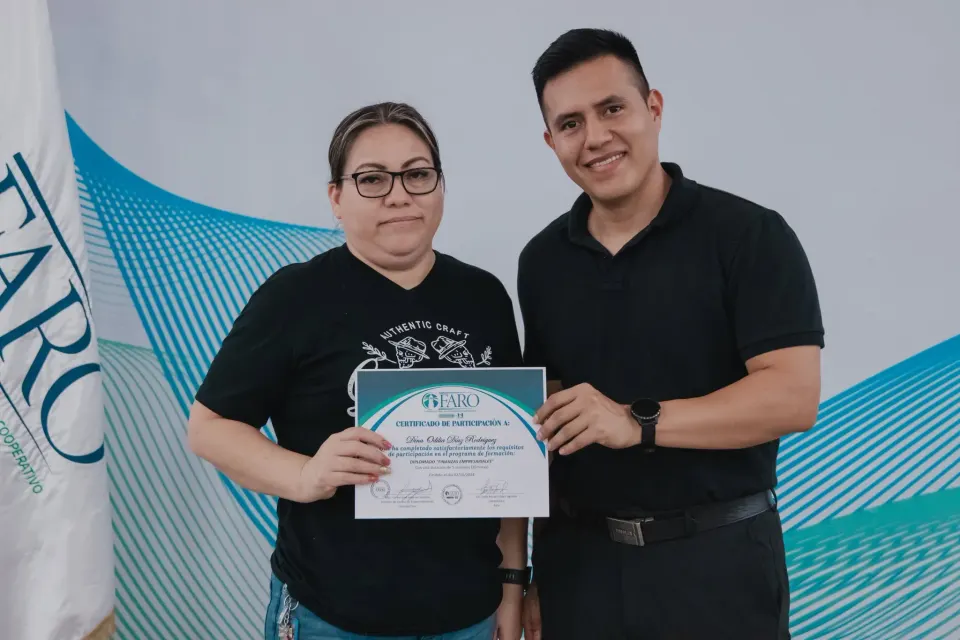 Rocael López entregando un certificado a una participante