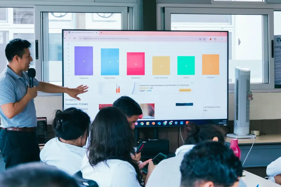 Rocael López mostrando resultados de estilos de personalidad en pantalla