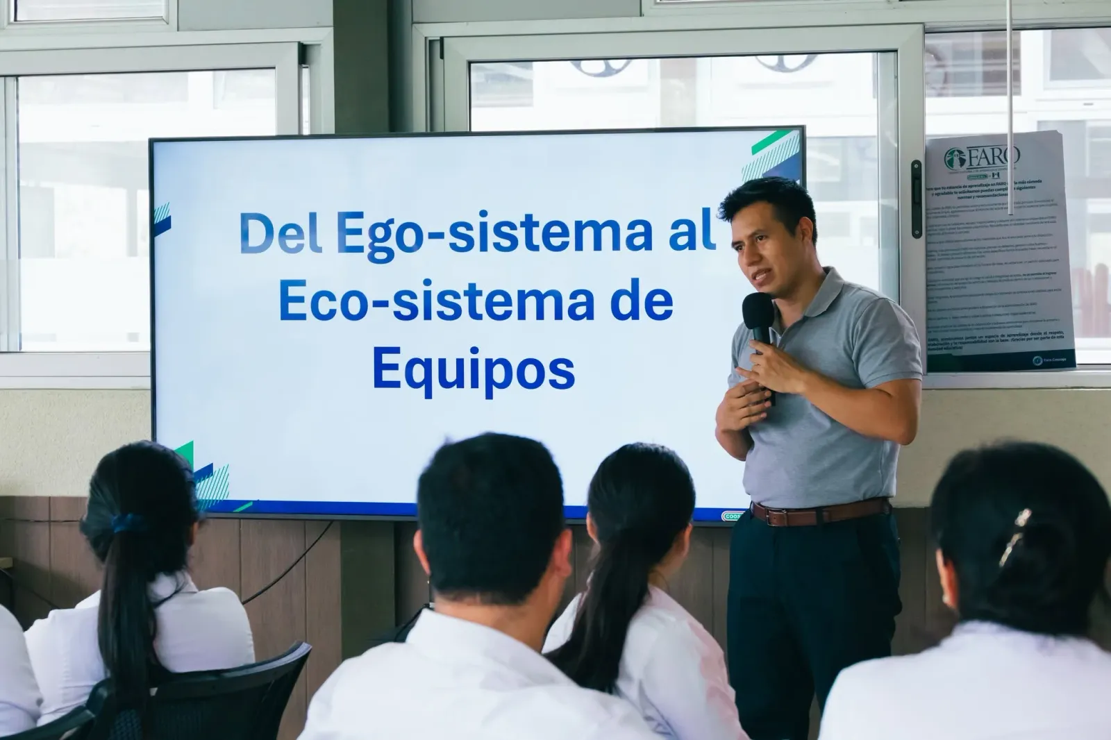 Rocael López presentando Del Ego-sistema al Eco-sistema de Equipos