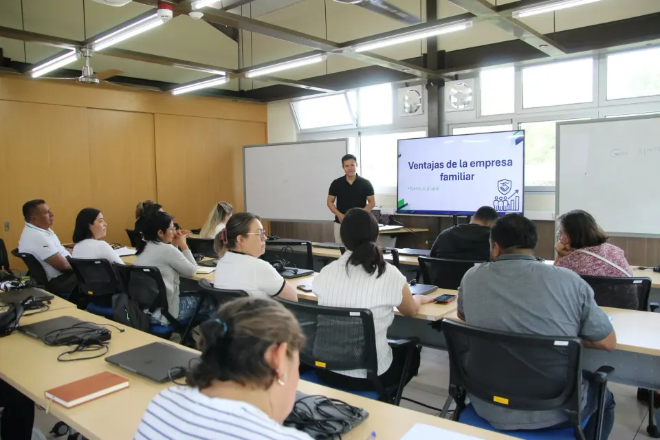 Rocael López presentando las ventajas de la empresa familiar